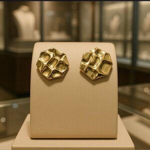 Vintage Hammered Gold tone clip on earrings, geometric design 💛💛